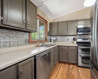Eagle View Lodge - peaceful Little Jay Gould Lake - Cohasset - Cocina