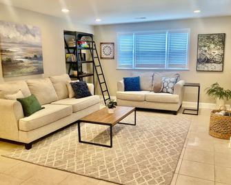 Fully Fenced Acre I Like-new Home I 30 Day Minimum - Fairfax - Living room