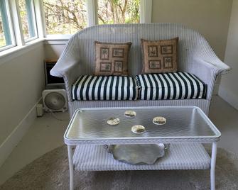 Lilac Cottage - Near Georgetown Island - Midcoast Maine - Bath - Living room