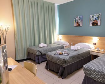 Hotel Ayri - Medesano - Habitación