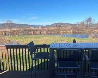 Nestled along the Mettowee River this charming 2-bedroom cabin in Whitehall - Whitehall - Patio