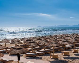 Cumeja Beach Club & Hotel - Baia Domizia - Strand