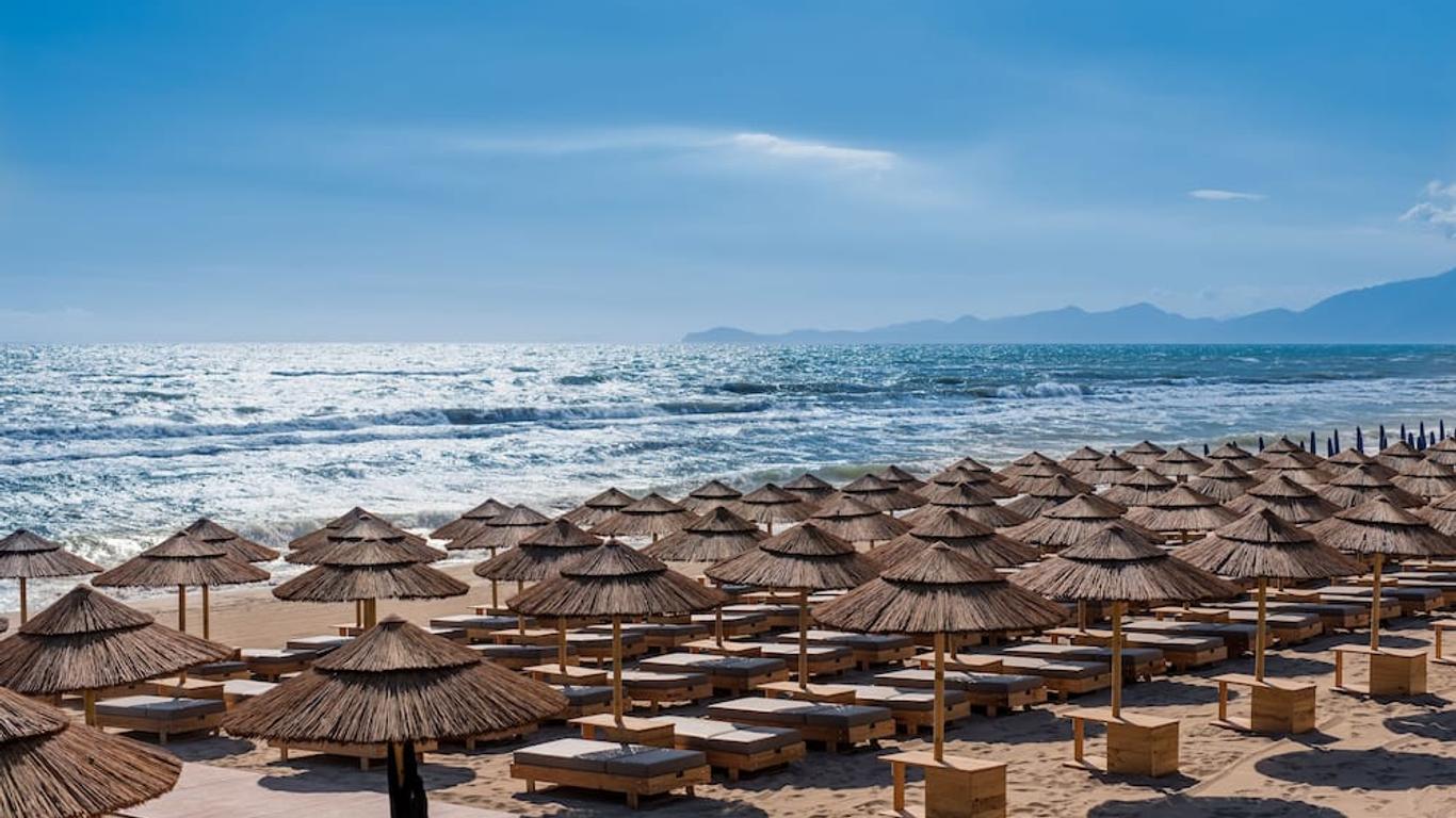 Cumeja Beach Club & Hotel