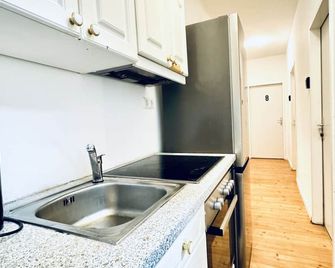 Budget Friendly Private Rooms with Garden - Viena - Cuina