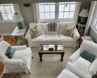 Cape Cod Cottage In Duxbury - Duxbury - Living room