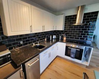 2 Bed Chalet, St Margaret's at Cliffe, South Coast - Dover - Kitchen