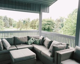 Sandbanks Cottage on Sheba's Island - 5 min drive, pet friendly - Picton - Balcony