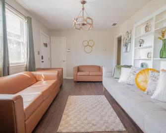 New Cozy 3bd House Near Stadiums, Downtown - Tallahassee - Living room