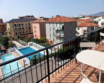 Miriam Hotel & Residence - Pietra Ligure - Varanda