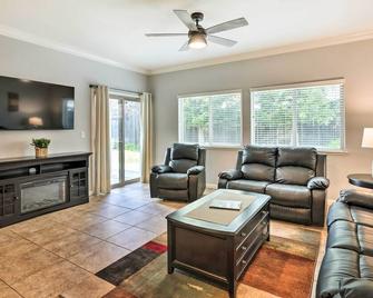 Family-Friendly Lincoln Home 8 Mi to Casino! - Lincoln - Living room