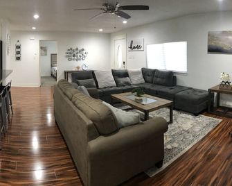 Very Nice Country Stay Not Far Awaybr - New Caney - Living room