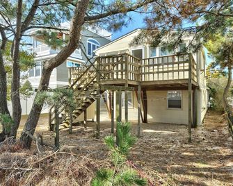 Beach Haven Gardens, One House From The Beach Saturday to Saturday rentals - Long Beach - Edificio