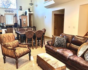 Townhome by Trail Creek - Victor - Obývací pokoj