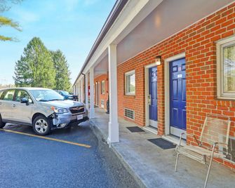 Hotel O Relax Inn Lewisburg near I-64 - Lewisburg - Lobby