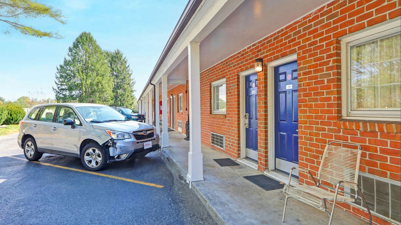 Hotel O Relax Inn Lewisburg near I-64