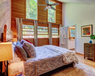 Falcon House: VT Modern Chalet w/Sauna on 25 Acres - Hike - Bike to Village - Woodstock - Schlafzimmer