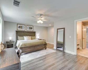 1 Block to Main St and River Downtown Helen Condo - Helen - Habitación