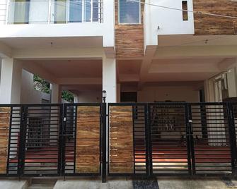 New Service apartment with parking near Porur - Chennai - Building