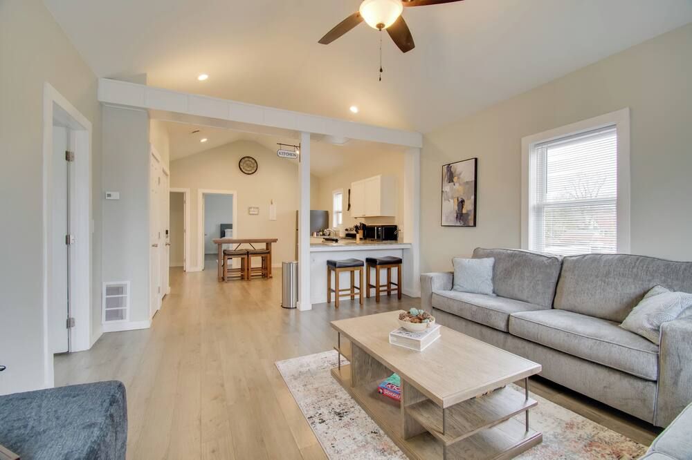 1 Mi to Lake Ontario: Oswego Group Retreat - Oswego - Huiskamer
