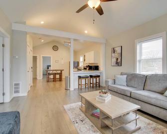 1 Mi to Lake Ontario: Oswego Group Retreat - Oswego - Huiskamer