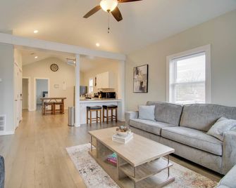 1 Mi to Lake Ontario: Oswego Group Retreat - Oswego - Huiskamer