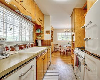 Mid-Century 1950s Home W/ Carport Near Route 66 - Monett - Cocina