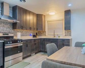 Spacious 3 Bed 1 Bath Apartment in West Rogers park - Chicago - Cocina