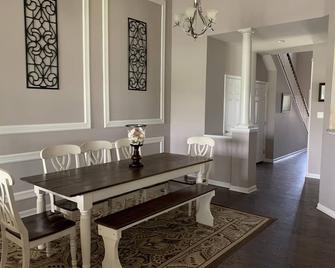 Beautiful Townhouse, end unit, at The Peninsula Resort - Millsboro - Dining room