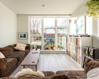 Stunning Modern Townhome, 4-Bed, 2-Bath, & Patio in the City's Best Location - Vancouver - Vardagsrum