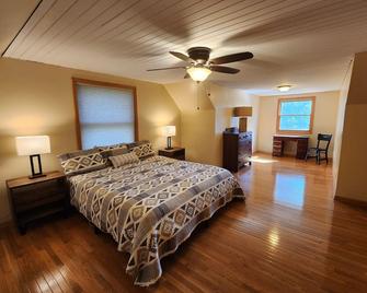 Roth Haus - Beautiful Riverfront AuSable River Cabin - Sportsperson's Nirvana - Grayling - Schlafzimmer