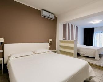 Hotel Saviola - Sirmione - Bedroom