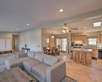 Catskills Mtn Retreat w/ Panoramic View & Fire Pit - Cornwallville - Living room
