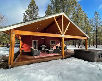 Cozy Hideaway w/outdoor living and hot tub! Close to skiing and hiking. - Sisters - Patio