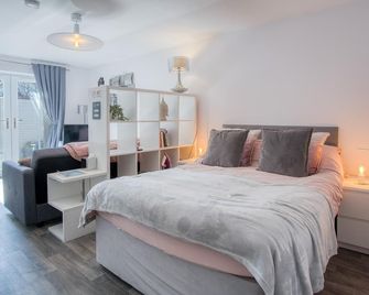 Portway Nook - 1 Bedroom Studio - Bishopston - Pennard - Bedroom
