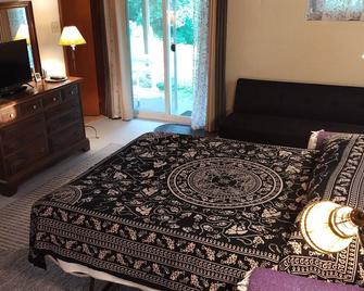 Studio for 3/private entrance, bath, WiFi, Netflix/2.5 mi to town/pets - Athens - Sypialnia