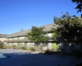 SureStay Plus Hotel by Best Western Point Richmond - Richmond - Building