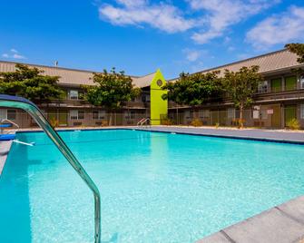 SureStay Plus Hotel by Best Western Point Richmond - Richmond - Pool