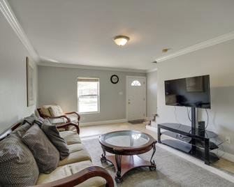Gulfport Condo with Private Balcony - Walk to Beach! - Gulfport - Living room