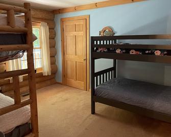 Spacious Cabin on Peaceful Pond with Private Dock- 1 hour from Acadia - Sullivan - Habitación