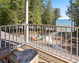 Cheerful Wheelchair-Accessible Lakefront Cottage in Door County - Sturgeon Bay - Balcony