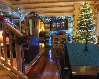 Huge Log Lodge- Where Mountains meet the Sea w/ Pizza Oven - Sequim - Restaurant