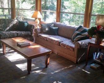 3 Bedroom Lookout Waterfront Cottage - Spring & Summer Availability! - Bancroft - Living room