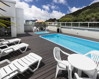 فندق روزين بروك - بالنياريو كامبوريو - حوض السباحة