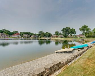 Lakefront Shelby Twp Getaway with Swim Pond! - Shelby Township - Beach