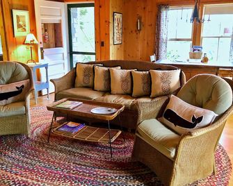 Pemaquid Point Cottage-Cliff Road-Fireplace-2 minute walk to Lighthouse-Pets ok - New Harbor - Sala de estar