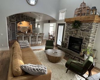 Stylish and unique ski retreat in snowglobe town near Park City - Heber City - Sala de estar