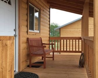 River Rest Luxury Cabin - The Beaverhead. Beautiful River and Mountain Views!!! - Silver Star - Balcony