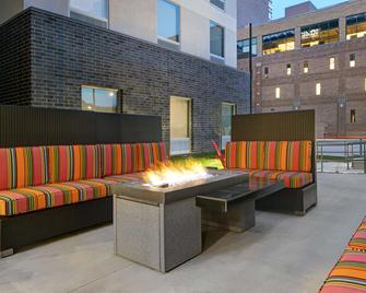 Home2 Suites by Hilton Milwaukee Downtown - Milwaukee - Patio