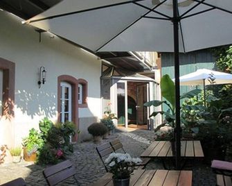 Twin room - Alter Winzerhof - Weisenheim am Berg - Innenhof