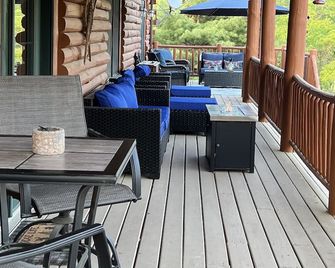 Southwest Michigan log cabin - Plainwell - Patio